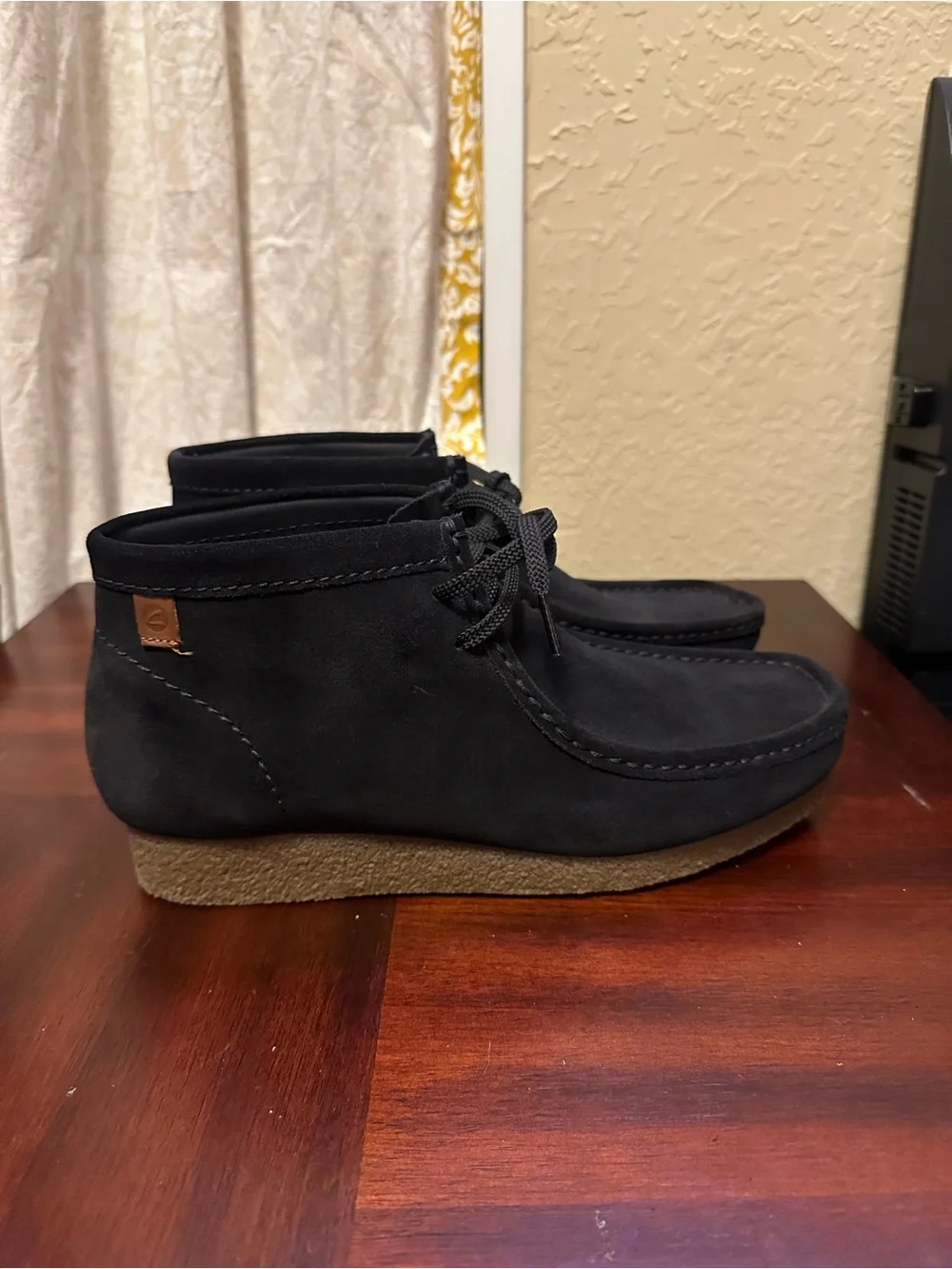 Clarks Shacre Chukka Boots Men's 10W Black Suede Gum Sole Square Toe Comfort